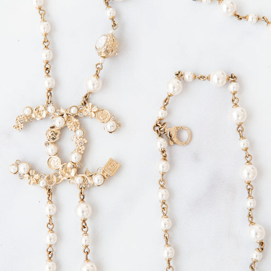 Chanel Pearl Necklace Interlocking CC Logo Pendant Necklace