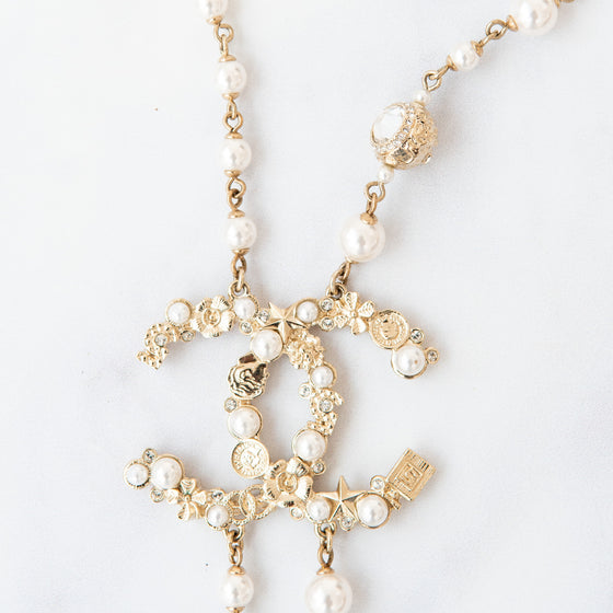 Chanel Pearl Necklace Interlocking CC Logo Pendant Necklace