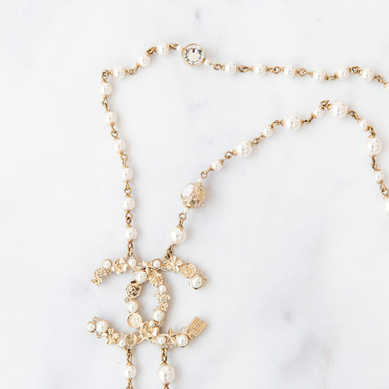 Chanel Pearl Necklace Interlocking CC Logo Pendant Necklace