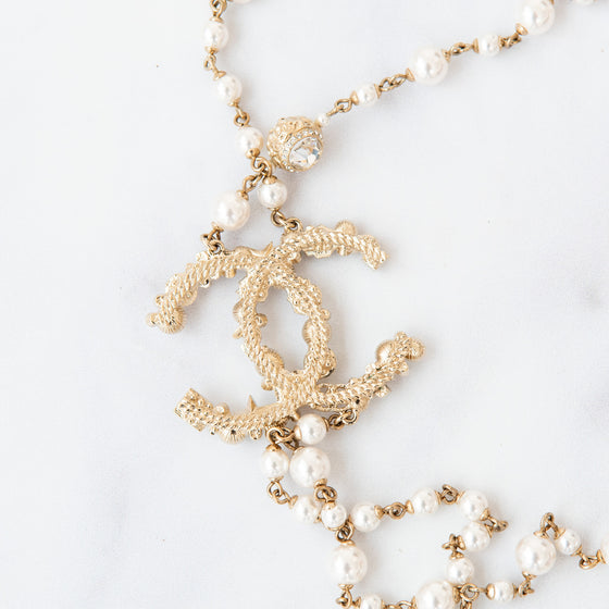 Chanel Pearl Necklace Interlocking CC Logo Pendant Necklace