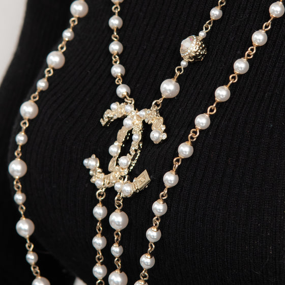 Chanel Pearl Necklace Interlocking CC Logo Pendant Necklace