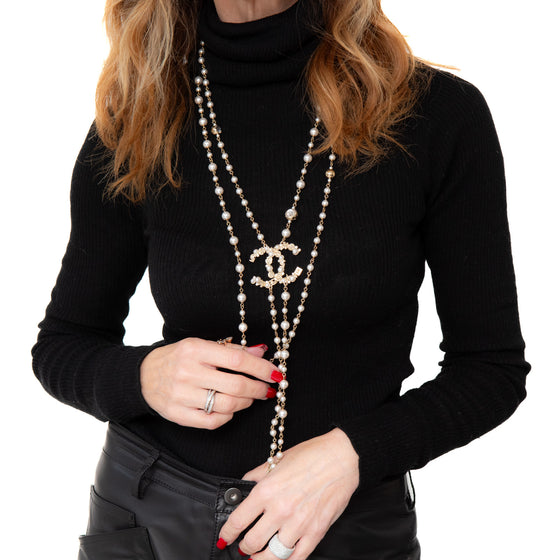 Chanel Pearl Necklace Interlocking CC Logo Pendant Necklace