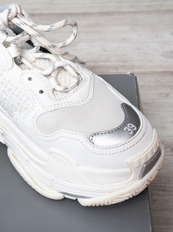 Balenciaga White Triple S Low Top Trainers - EVEYSPRELOVED